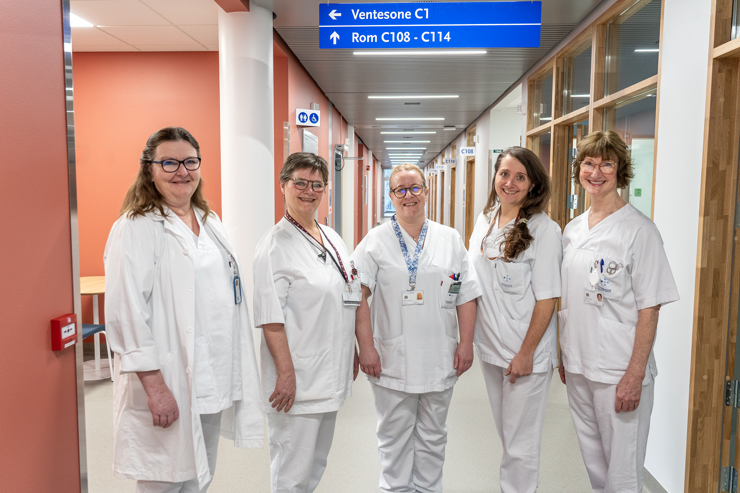 En gruppe mennesker iført hvite laboratoriefrakker og merker