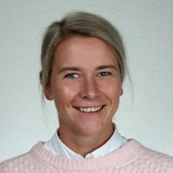 Et nærbilde av en kvinne som smiler