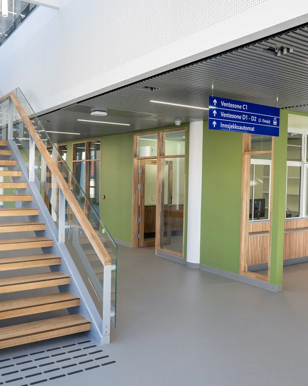 En lang gang med skilt