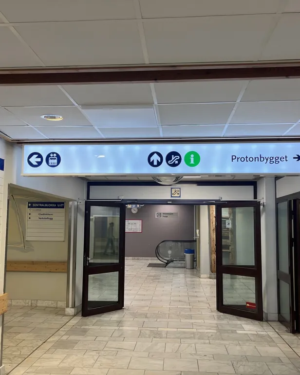 En bygning med skilt over døren