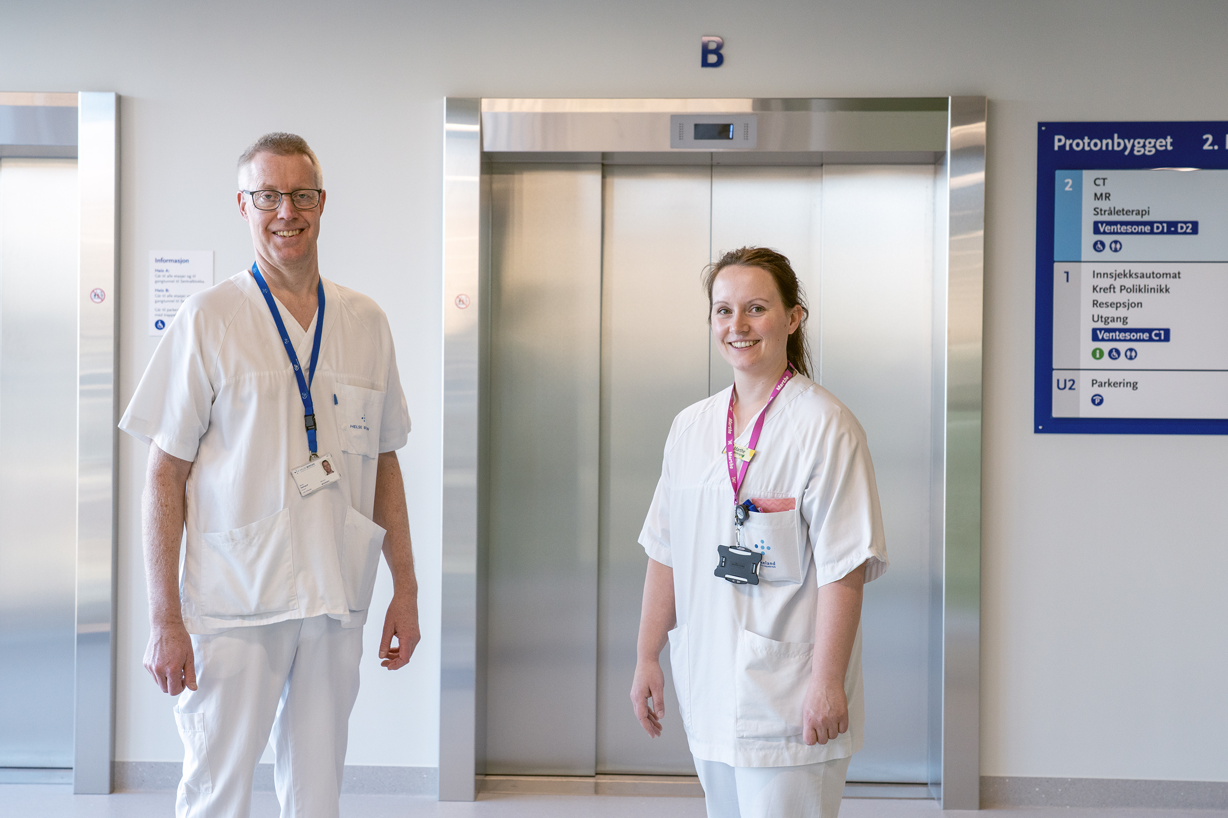 En mann og en kvinne i hvite laboratoriefrakker