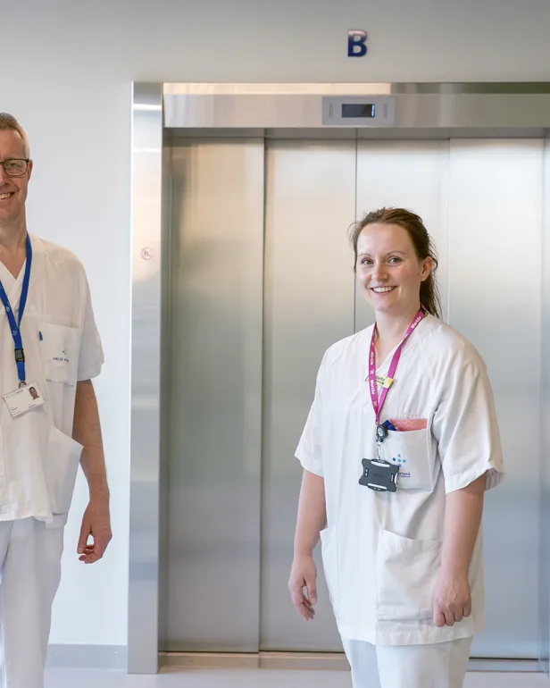 En mann og en kvinne i hvite laboratoriefrakker