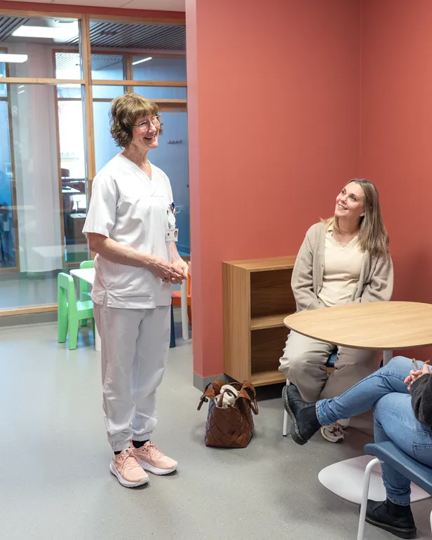 En gruppe kvinner i et rom