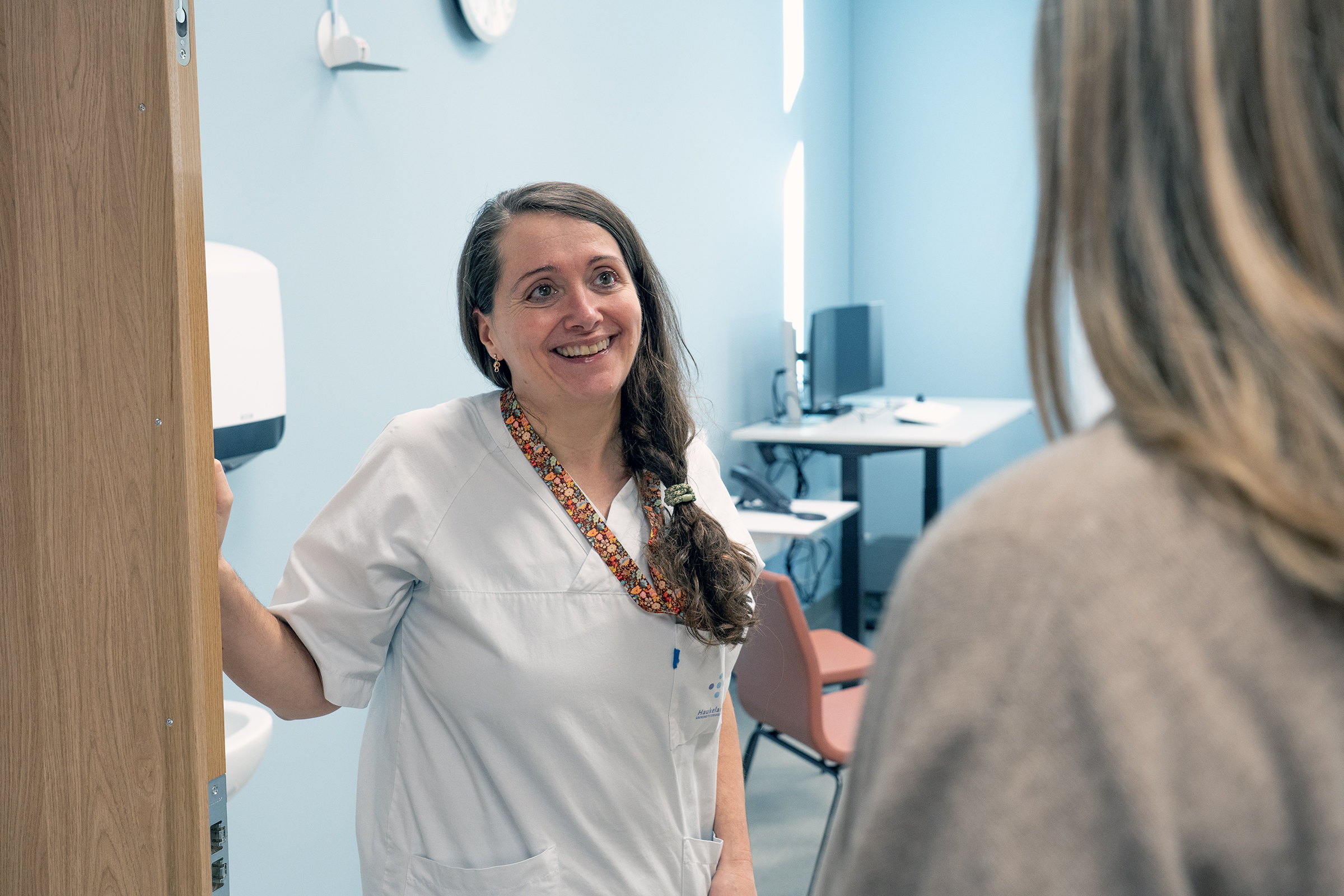 En person som smiler til noe