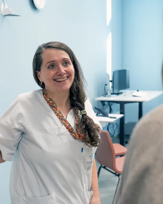 En person som smiler til noe