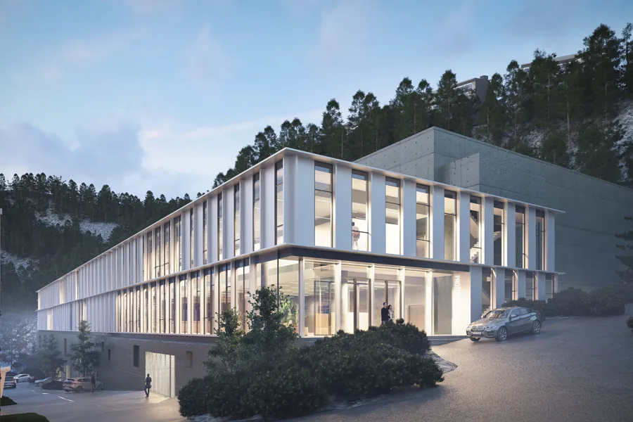 En hvit bygning med en bil parkert foran