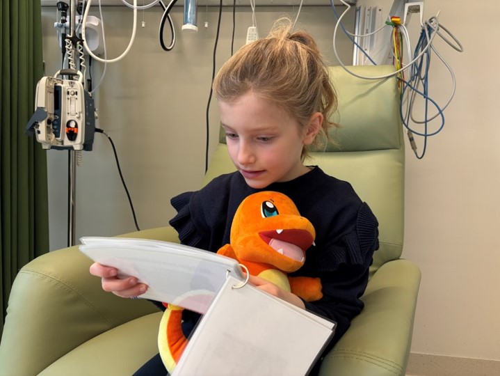 Et barn som holder en bok