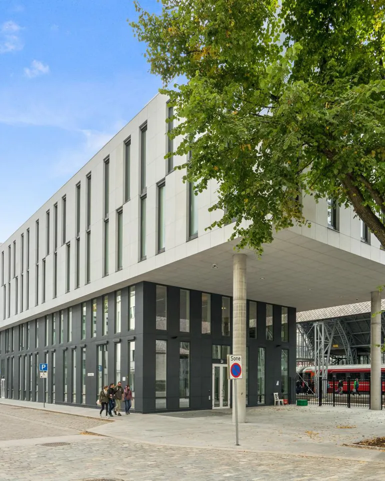 En bygning med et tre foran