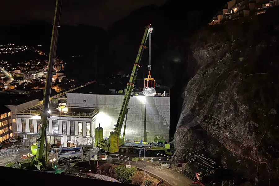 En heisekran på en byggeplass løfter en tung last