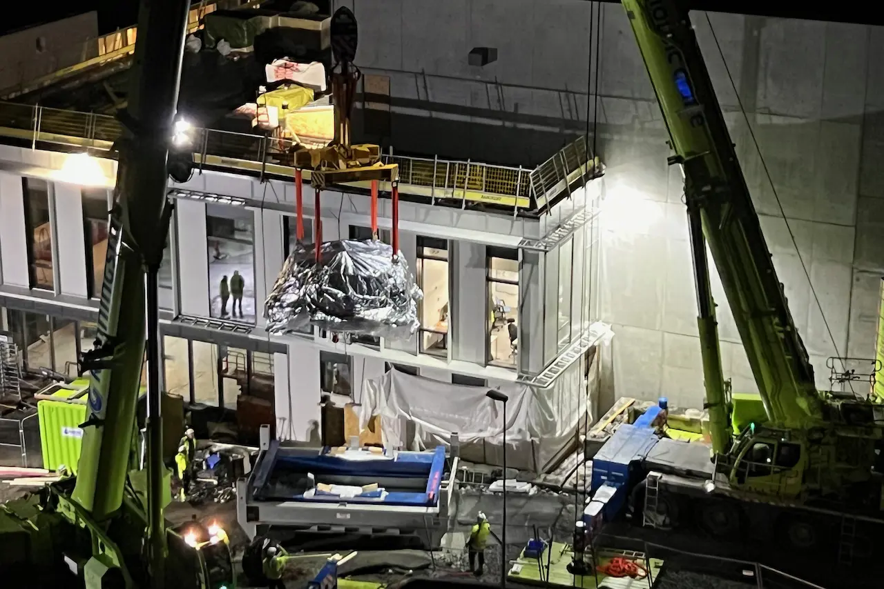 En heisekran på en byggeplass som heiser opp en tung last