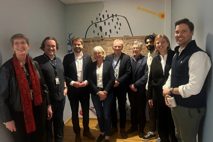 En gruppe mennesker som poserer for et bilde