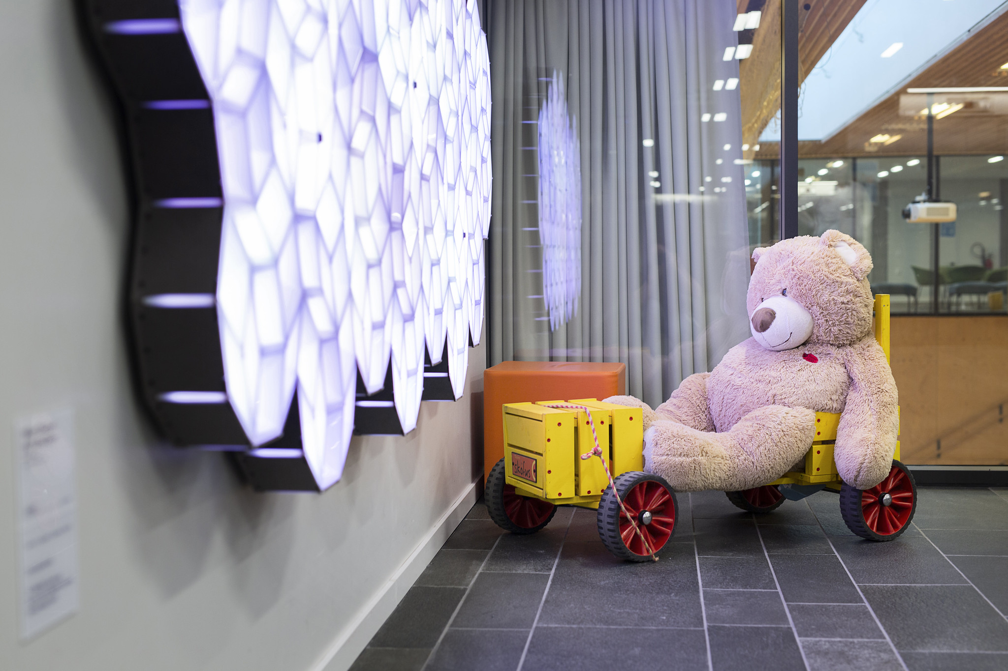 En bamse på en lekevogn