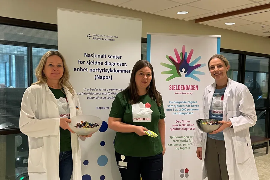 En gruppe som står på stand