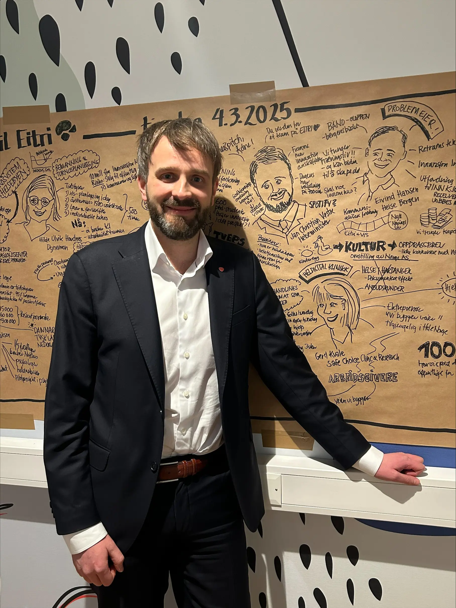 En mann som står foran en tavle