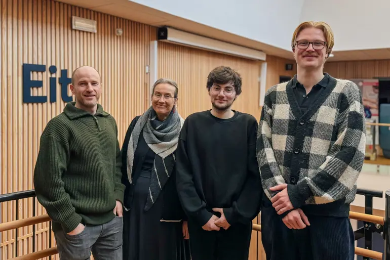 En gruppe mennesker som poserer for et bilde