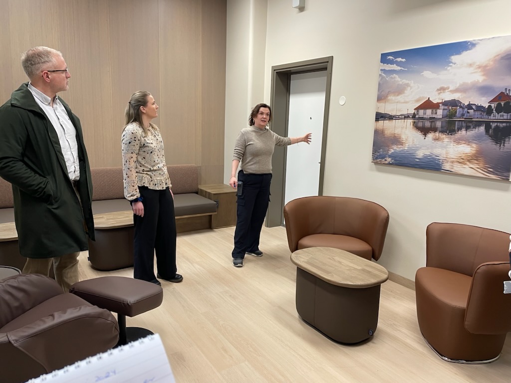 En gruppe personer i et rom