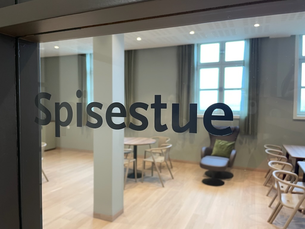 Et rom med stoler og bord