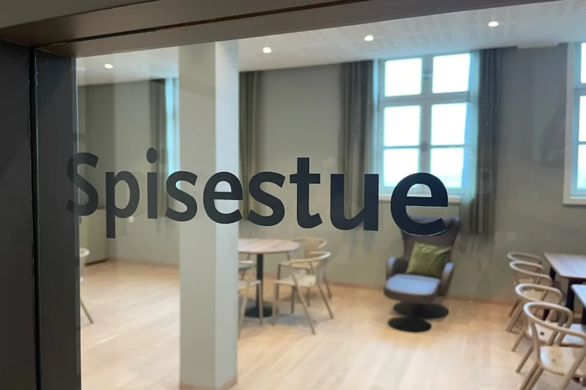 Et rom med stoler og bord