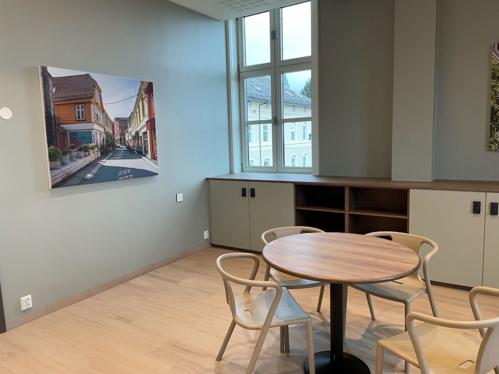 Et rom med bord og stoler