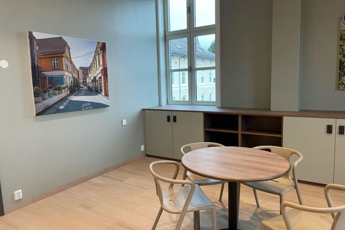 Et rom med bord og stoler