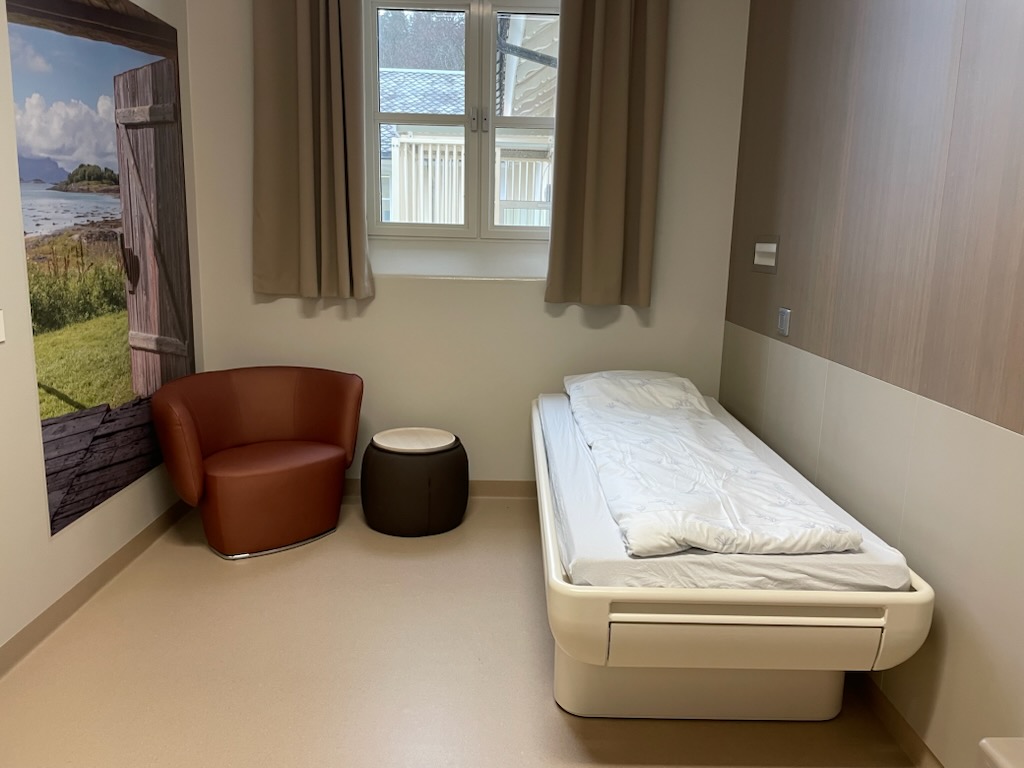 Et rom med seng og stol