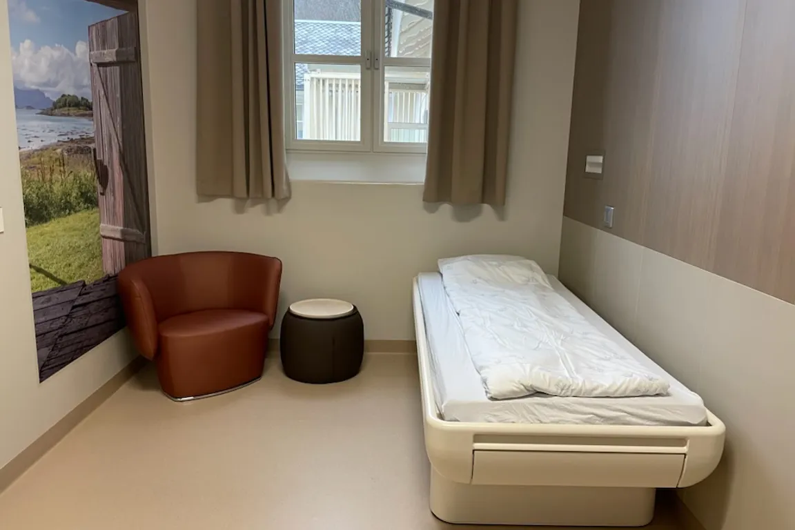 Et rom med seng og stol