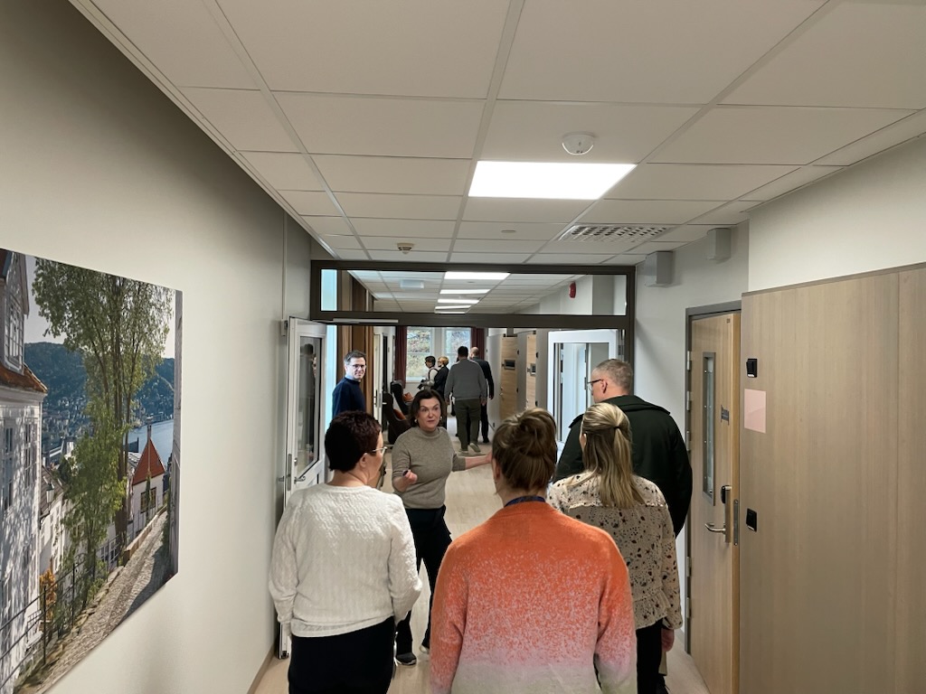 En gruppe mennesker som går gjennom en gang