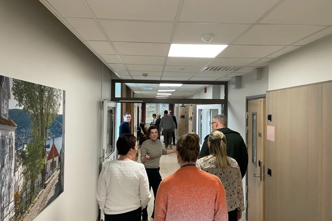 En gruppe mennesker som går gjennom en gang