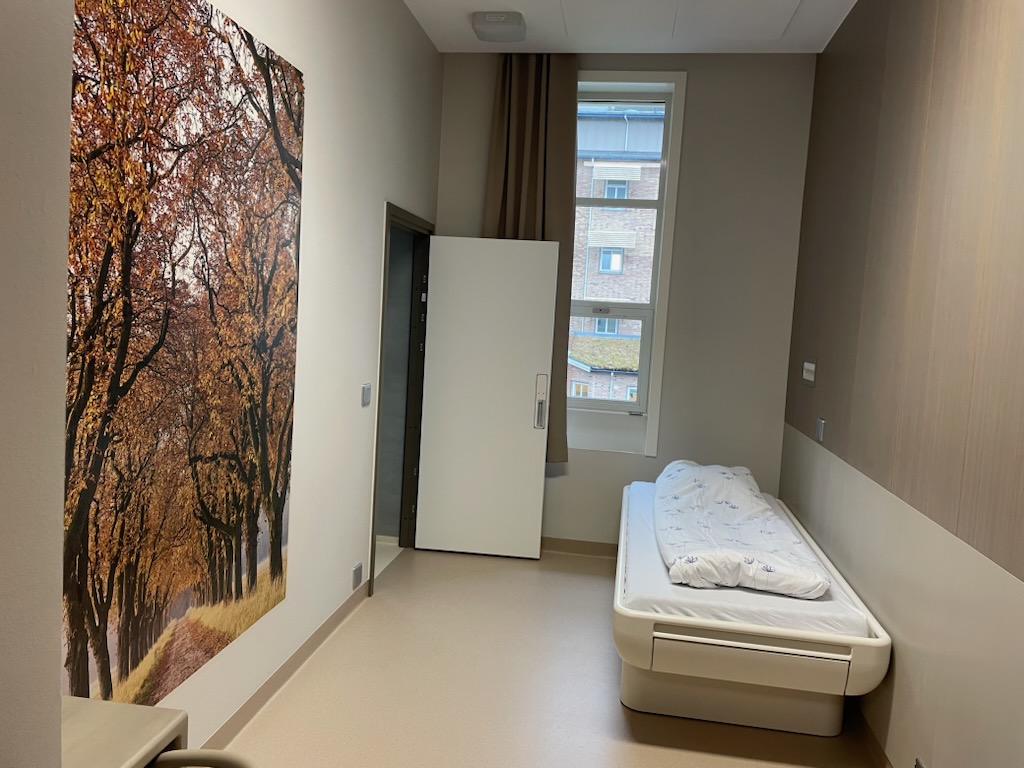 Et rom med sofa og dør