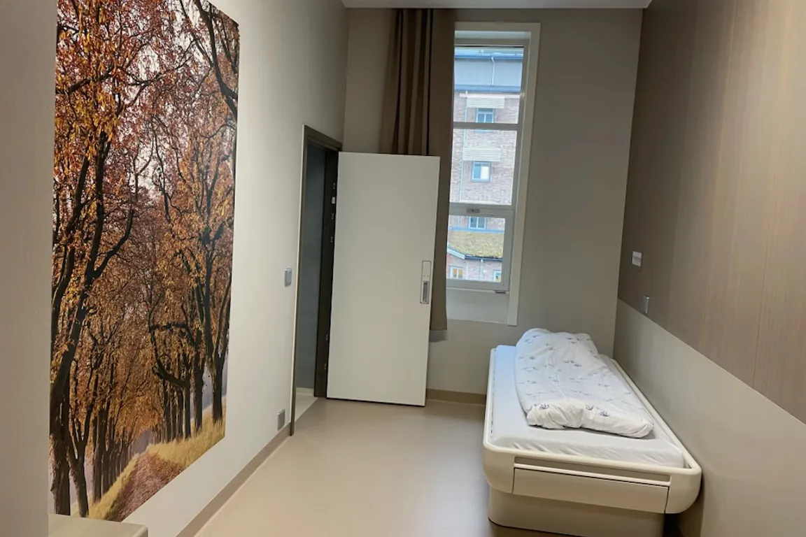 Et rom med sofa og dør