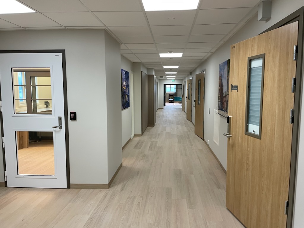 En gang med dører og vinduer