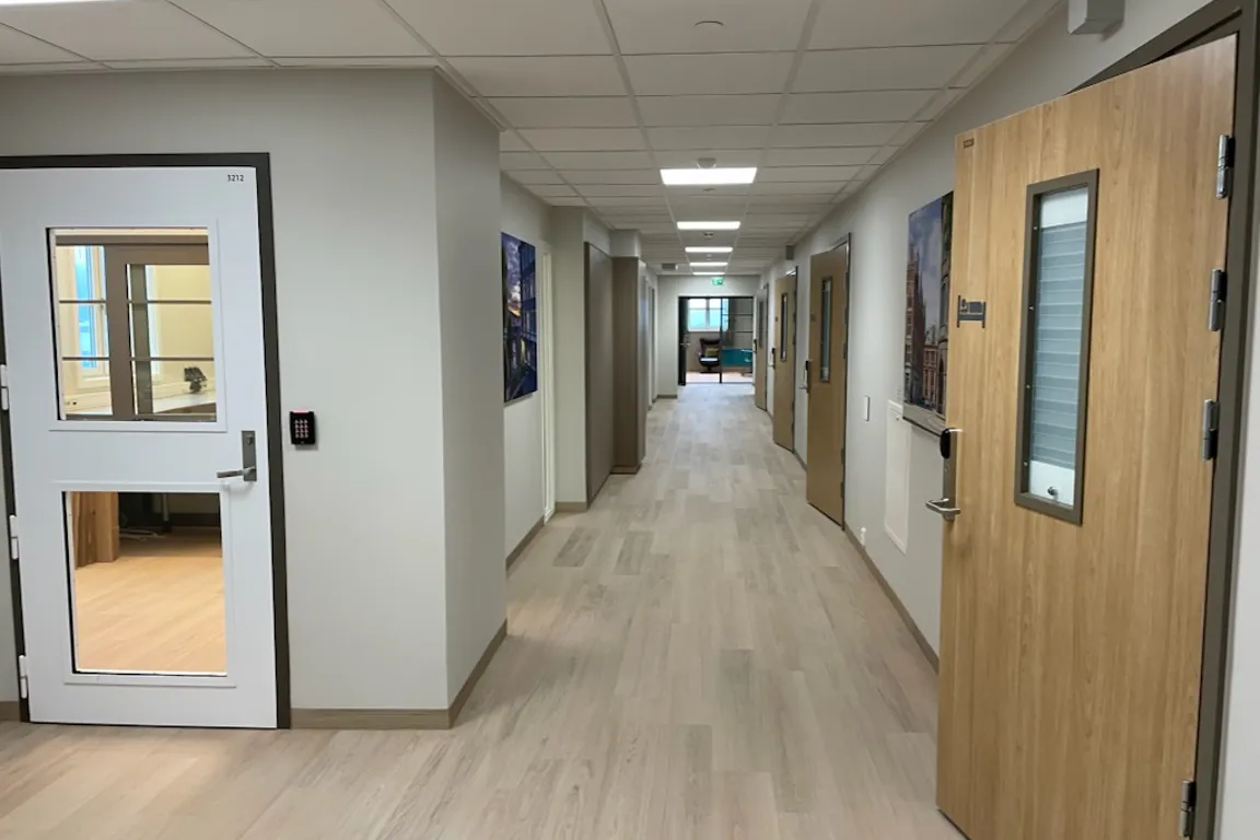 En gang med dører og vinduer