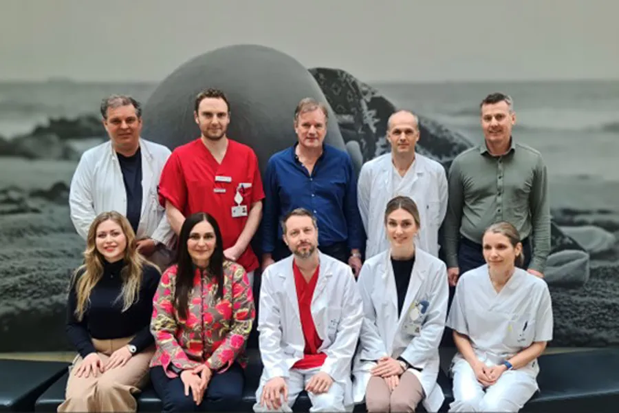 En gruppe mennesker som poserer for et bilde