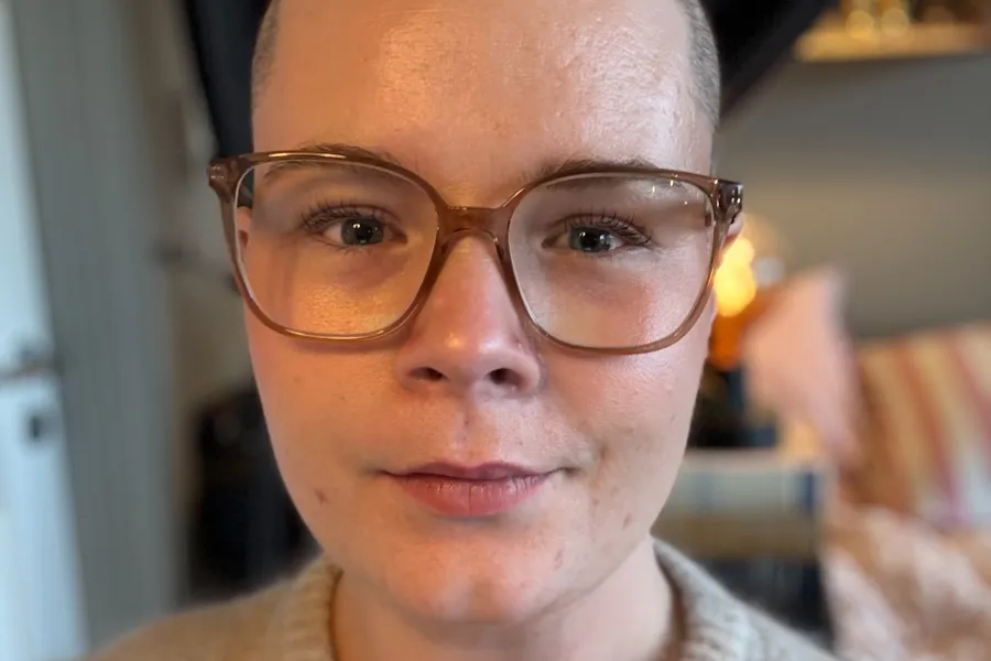 En person med briller