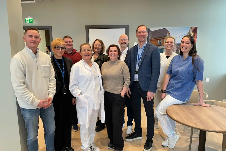 En gruppe mennesker som poserer for et bilde