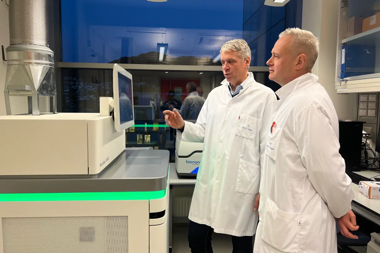 Et par menn i hvite frakker