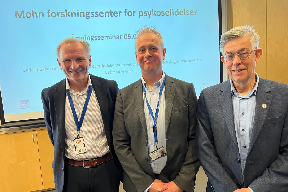 En gruppe mennesker som poserer for et bilde