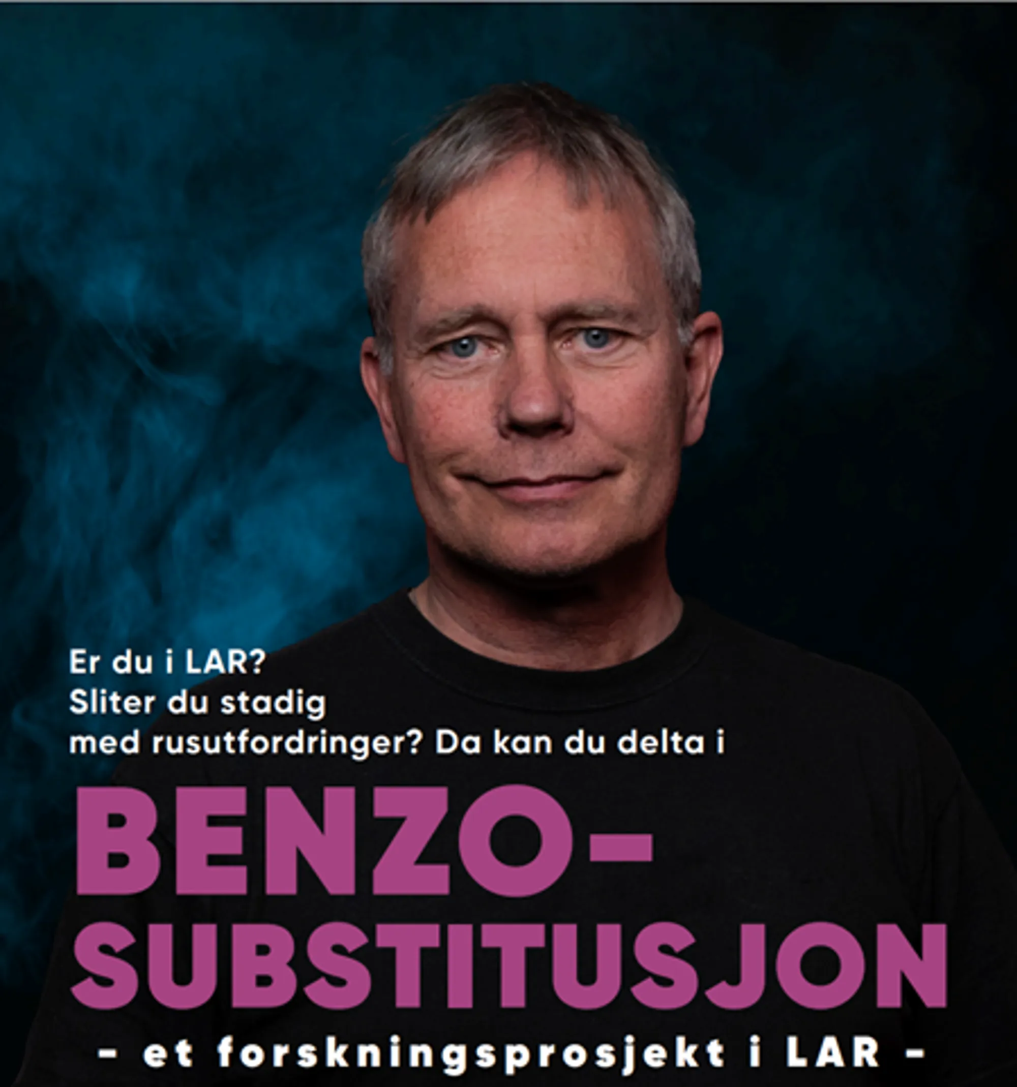 En mann som smiler til kameraet med teksten Benzo substitusjon
