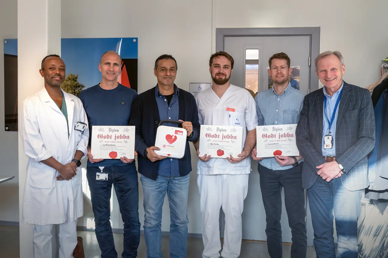 En gruppe menn med diplomer