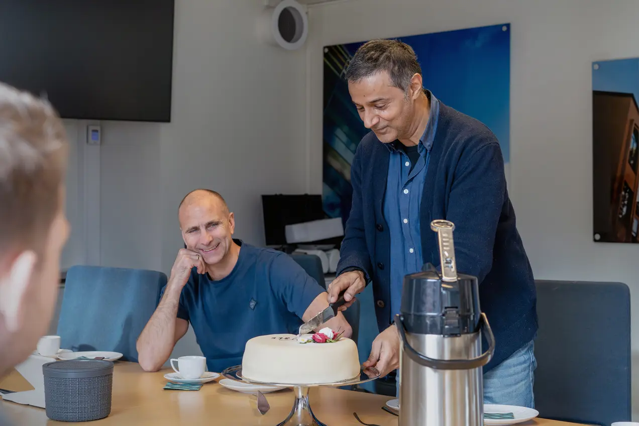 En person som skjærer en kake