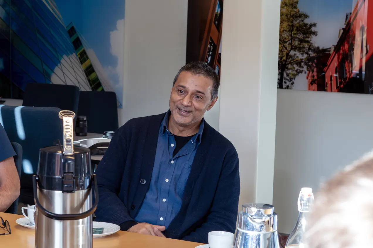 En mann som sitter ved et bord