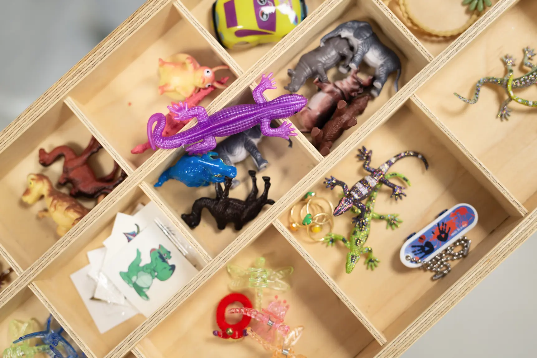 En boks med små leker og klistremerker til barn