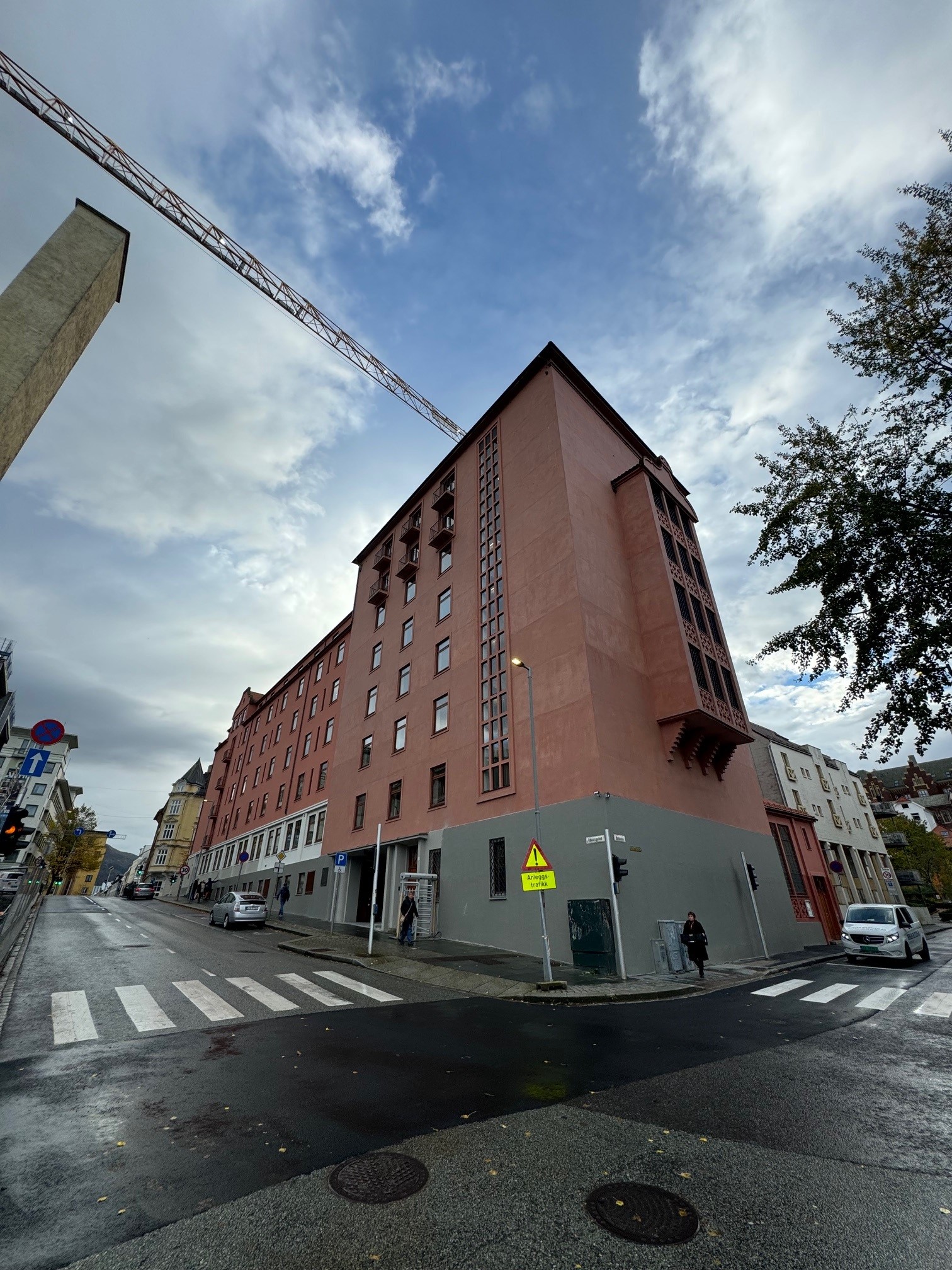 ein bygning med kran