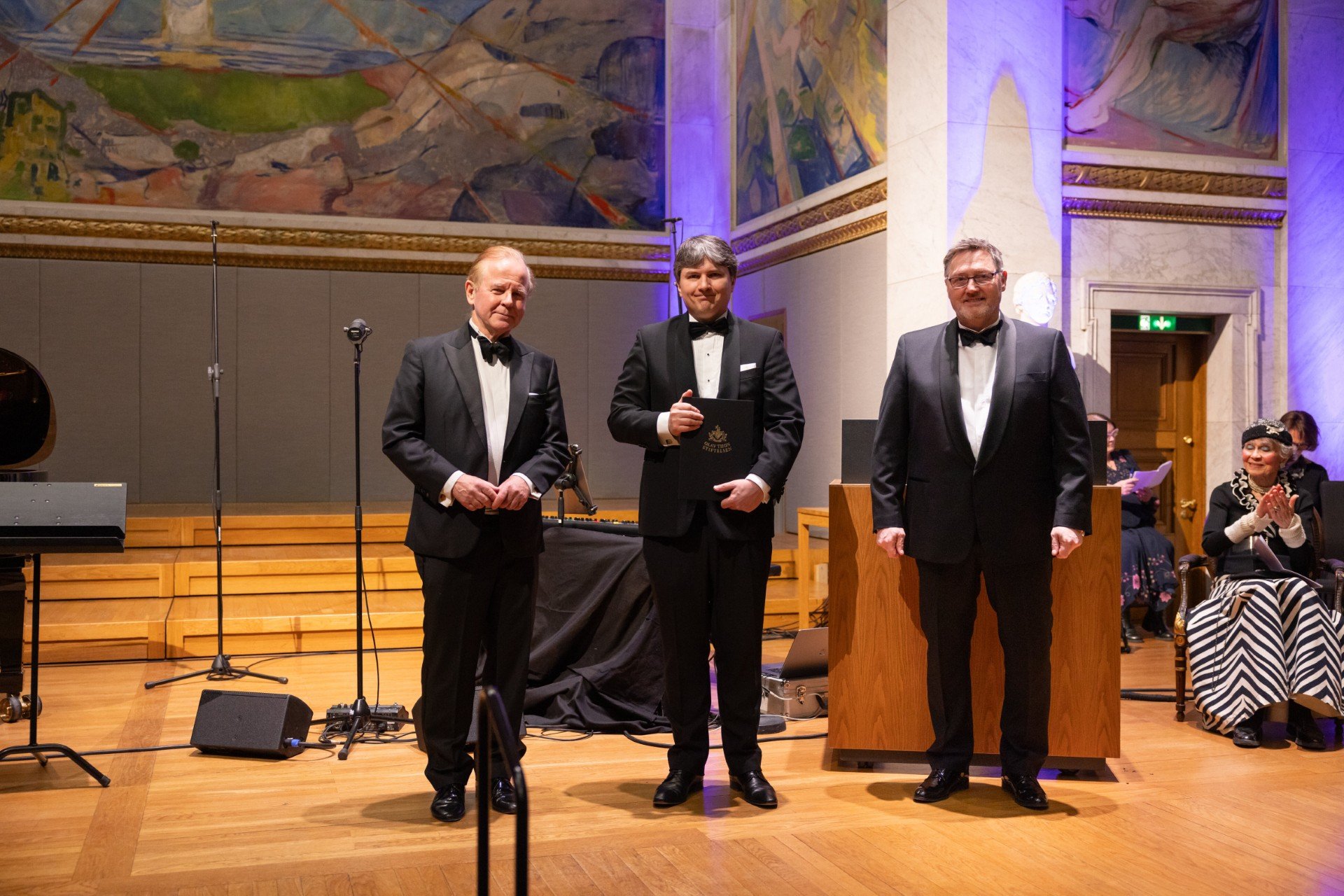 En gruppe menn i dress