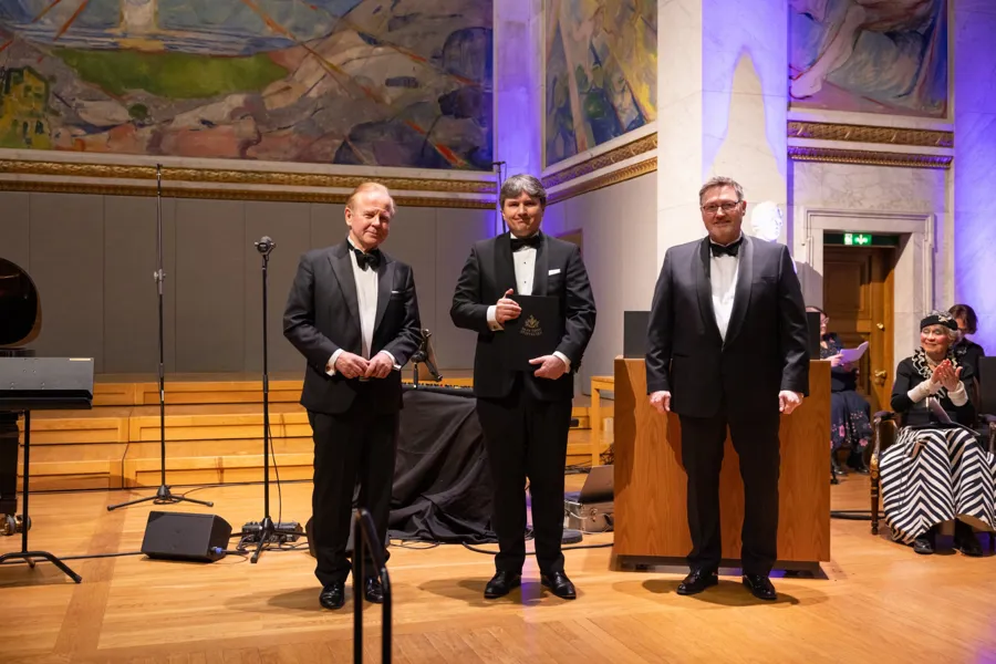 En gruppe menn i dress