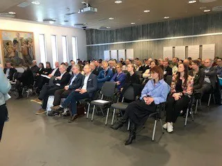 En gruppe mennesker som sitter i stoler