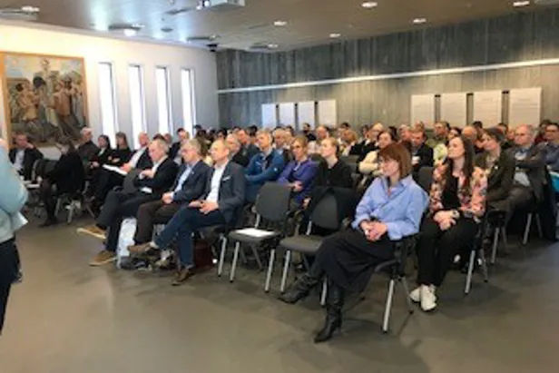 En gruppe mennesker som sitter i stoler