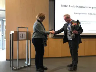 En mann og en kvinne som håndhilser