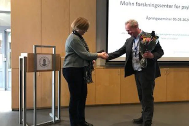 En mann og en kvinne som håndhilser