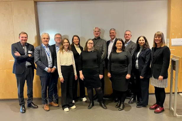 En gruppe mennesker som poserer for et bilde